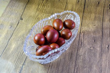 Boyalı Paskalya yumurtaları bir kristal vazoda. Kırmızı tavuk yumurta Paskalya için boyalıdır.