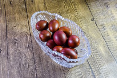 Boyalı Paskalya yumurtaları bir kristal vazoda. Kırmızı tavuk yumurta Paskalya için boyalıdır.