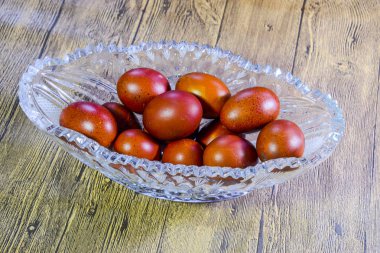 Boyalı Paskalya yumurtaları bir kristal vazoda. Kırmızı tavuk yumurta Paskalya için boyalıdır.