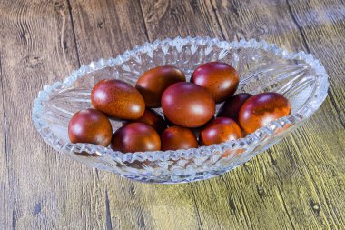 Boyalı Paskalya yumurtaları bir kristal vazoda. Kırmızı tavuk yumurta Paskalya için boyalıdır.