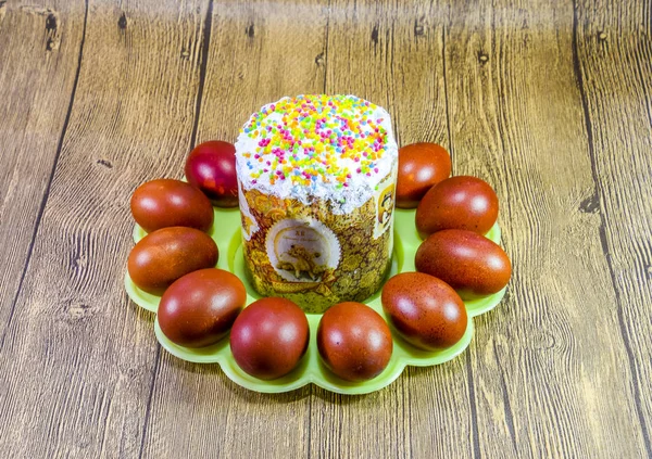 复活节蛋糕和彩绘红色复活节彩蛋 复活节餐桌上的食物 — 图库照片