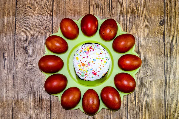 复活节蛋糕和彩绘红色复活节彩蛋。复活节餐桌上的食物. — 图库照片
