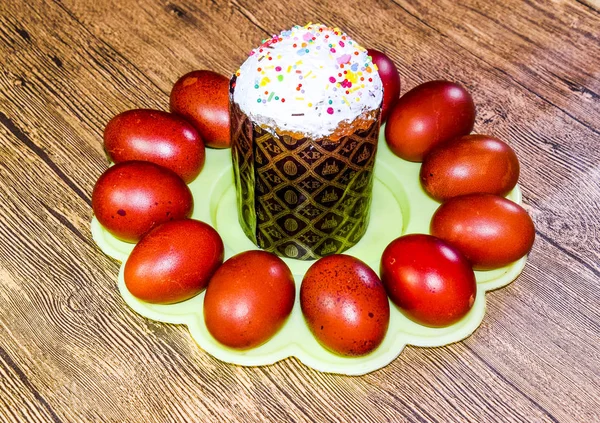 イースター ケーキと塗られた赤いイースターエッグ イースター テーブルのための食糧 — ストック写真