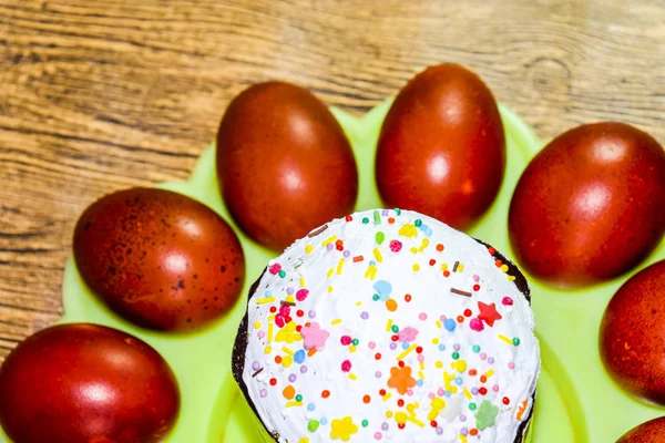 复活节蛋糕和彩绘红色复活节彩蛋 复活节餐桌上的食物 — 图库照片