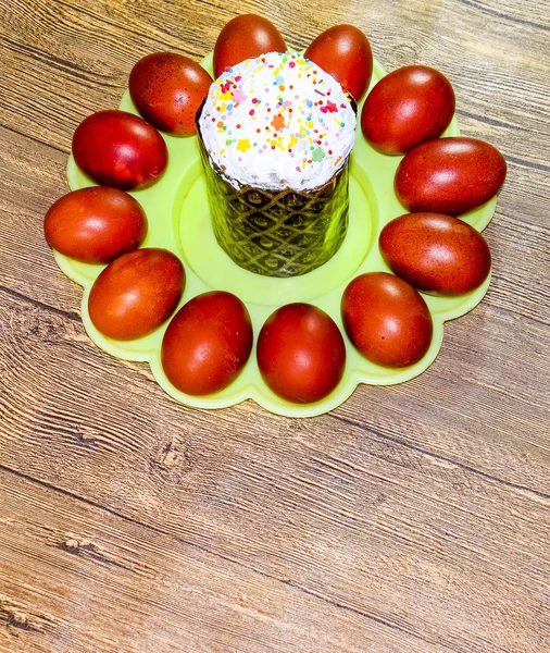 Pastel de Pascua y huevos rojos de Pascua pintados. Comida para la mesa de Pascua . — Foto de Stock