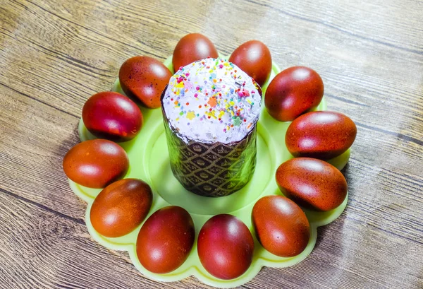 Bolo Páscoa Ovos Páscoa Vermelhos Pintados Comida Para Mesa Páscoa — Fotografia de Stock
