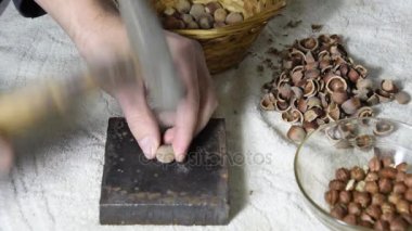 Masanın üzerinde bir çekiç ile fındık yonga