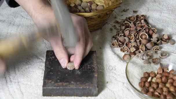 Osekávání lískové ořechy s kladivem na stůl — Stock video