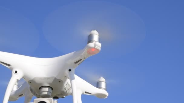 Dji ファントム 4 を飛行ドローンします。白い雲と青い空を背景 Quadrocopter。空のヘリコプターの飛行. — ストック動画