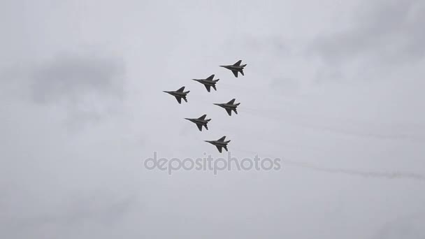 Espectáculo aéreo en el cielo sobre la escuela de vuelo del aeropuerto de Krasnodar. Airshow en honor de Defensor de la Patria . — Vídeo de stock