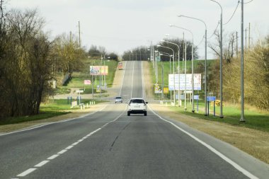Arabanın önünde yol asfalt ve yükseltide için tırmanmaya.