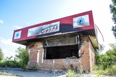 Yanmış gaz istasyonu. Yanmış bir benzin istasyonu yerine Harabeleri.