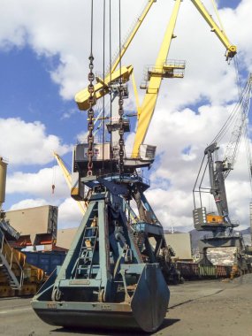 Kargo limanında istiridye kovası. Kömür yükleme kovası