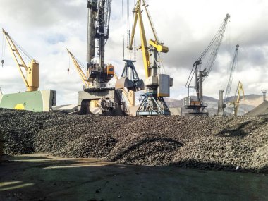 Kömür Antrasit Port yığını. Kömür yükleme için bağlantı noktası Vinçler