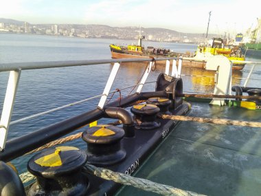 Baba bir endüstriyel seaport güvertelerde demirleme.