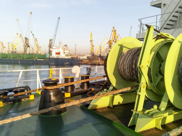 Babina med havsutsikt förtöjning rep. Förtöjning på fartyget — Stockfoto