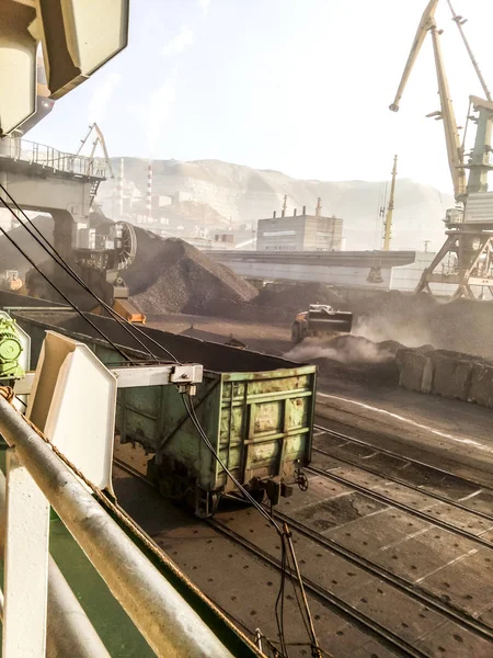 Porto industriale di carico, gru portuali. Caricamento di antracite. Trasporto di carbone. cumulo di carbone — Foto Stock