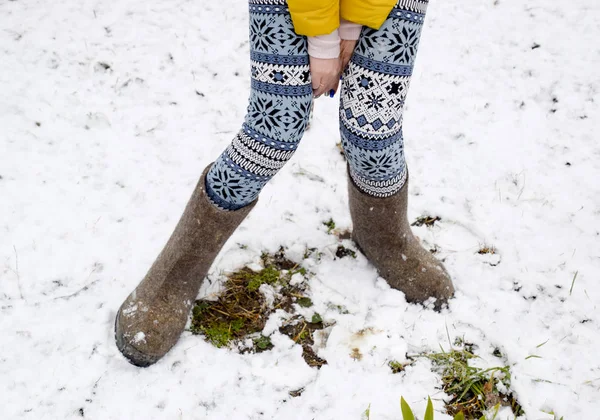 Дівчата ноги в теплих штанях і відчувають черевики. Дівчина в снігу взимку — стокове фото