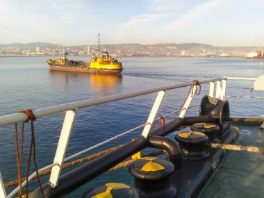 Baba bir endüstriyel seaport güvertelerde demirleme.