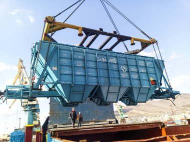Bir kargo gemisinde boşaltma için hopper araba yükselterek. Port kaldırma işlemleri.