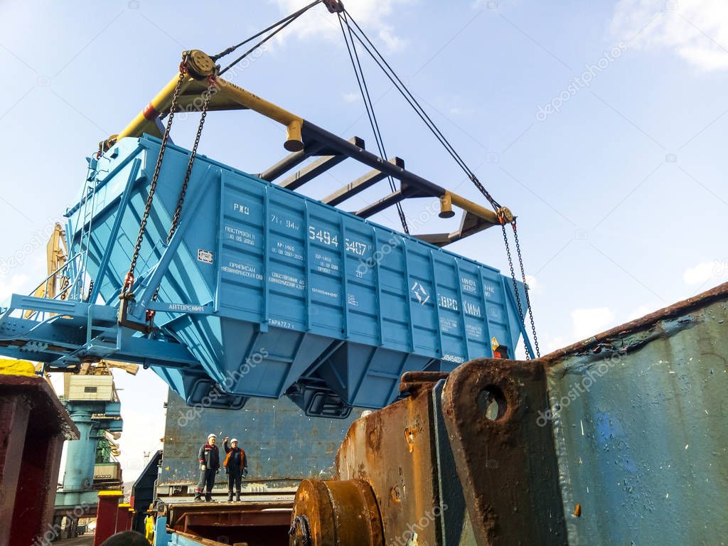 Raising the hopper car for unloading on a cargo ship. Lifting