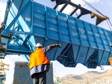 Bir kargo gemisinde boşaltma için hopper araba yükselterek. Port kaldırma işlemleri.