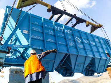 Bir kargo gemisinde boşaltma için hopper araba yükselterek. Port kaldırma işlemleri.