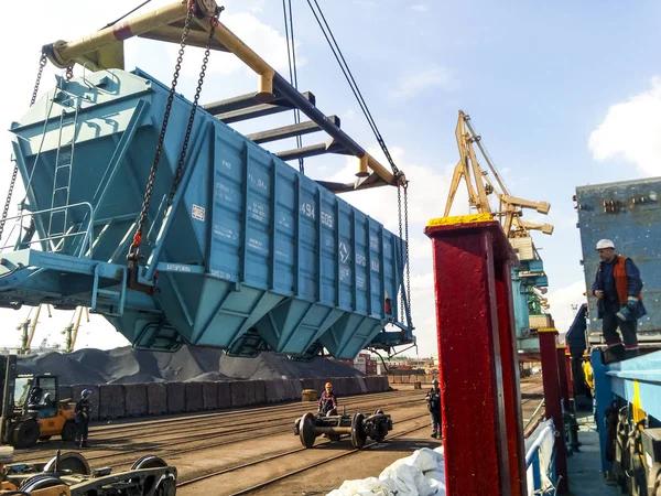 Levantando el coche de la tolva para descargar en un buque de carga. Operaciones de elevación en el puerto . — Foto de Stock