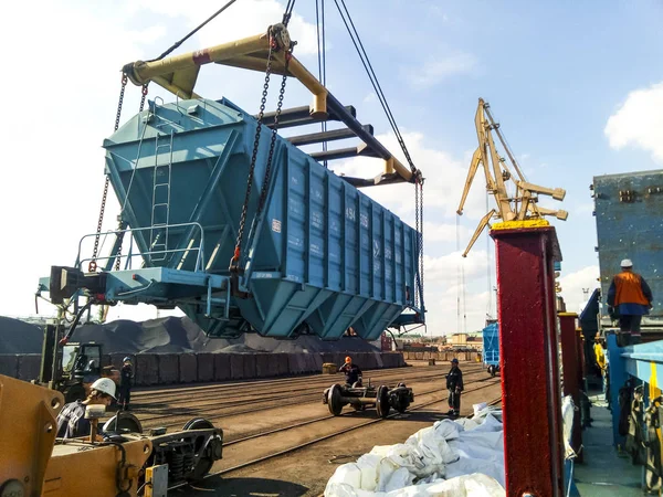 Zvýšení výsypný vůz pro vykládku na nákladní lodi. Zrušení operace v přístavu. — Stock fotografie