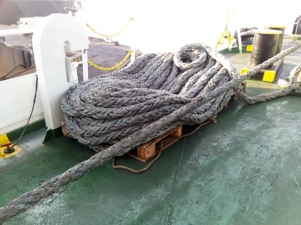 La cuerda de mar en la cubierta del barco — Foto de Stock