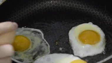 Kırık yumurta bir tavada. Fry soğan ve dereotu bir tavada yumurta. Omlet yeşillikleri ile