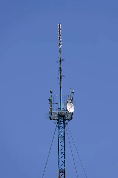 Torre di comunicazione con ripetitori e parabola satellitare — Foto Stock