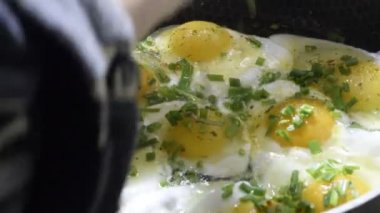 Doğranmış yeşil soğan ile yumurta serpin. Fry soğan ve dereotu bir tavada yumurta. Omlet yeşillikleri ile