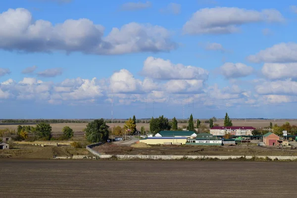 En vy från ovan i en liten rysk by. Landsbygdens landskap. Fältet och byn. En halvt övergiven by. — Stockfoto