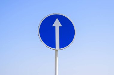 Trafik işaretleri düz git. kuralcı işareti. Bir mavi gökyüzü arka plan üzerinde oturum.