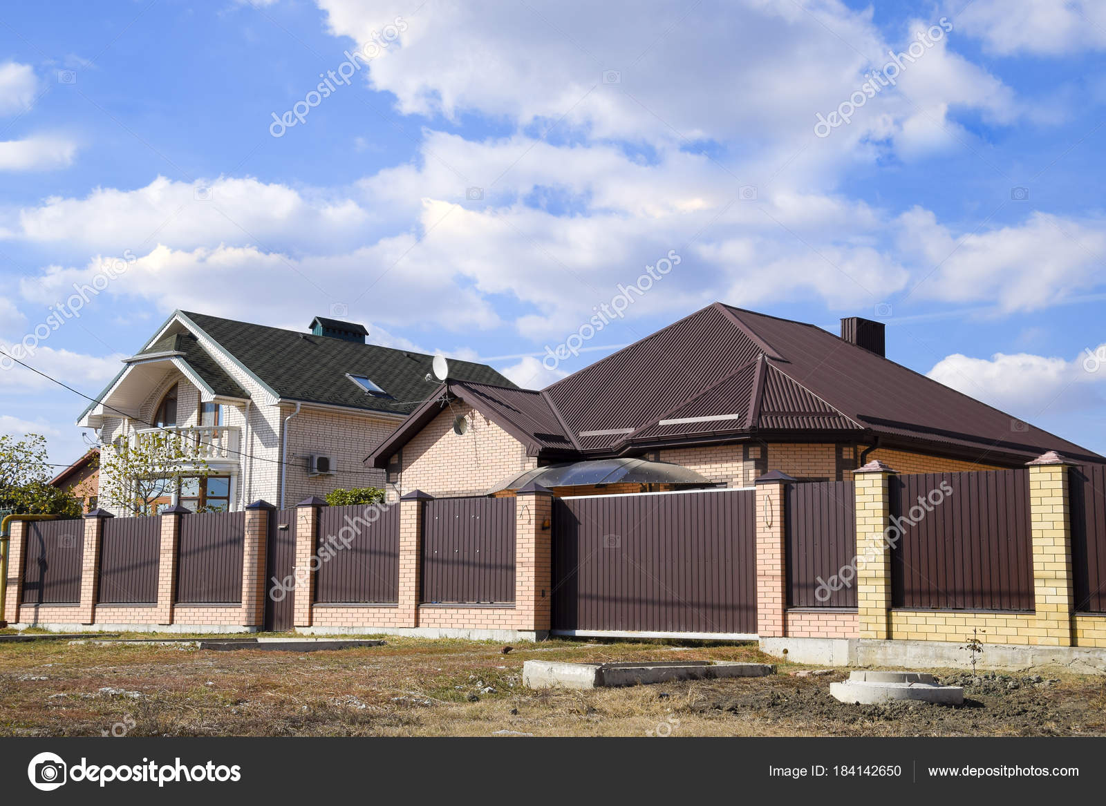 Metal decorativo en el techo de una casa de ladrillo. Valla de metal