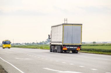 Navlun araçlar yolda. Yük arabası. Kamyon.