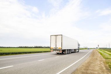 Navlun araçlar yolda. Yük arabası. Kamyon.