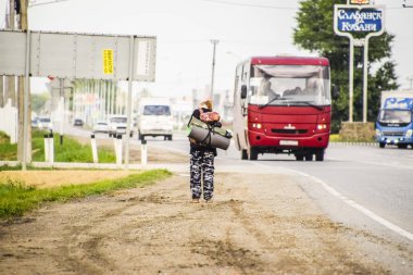 Otostop. Kız auto-tıpa. Çantalı kız araba durur. Yolda oylama.