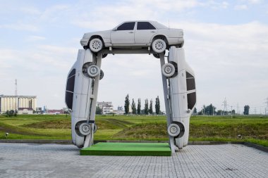Üç araba ev yapımı heykel. Kiril lette anıt