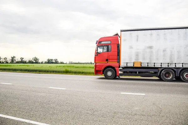 Pojazdów towarowych na torze. Wagonów towarowych. Samochód ciężarowy. — Zdjęcie stockowe