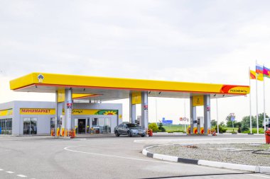 Rosneft benzin istasyonu banliyö karayolu üzerinde.