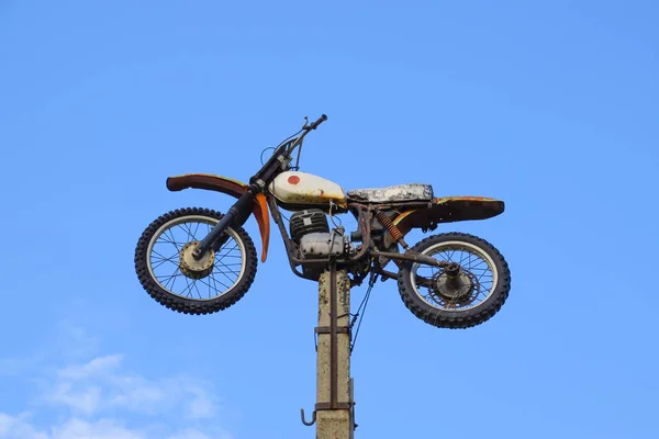 Motocicleta no pedestal. Uma moto leve em um poste, colocar — Fotografia de Stock