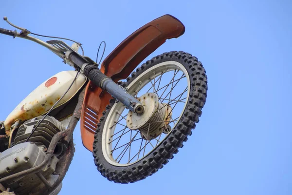 Motocicleta Pedestal Uma Moto Leve Poste Colocada Como Boneco Monumento — Fotografia de Stock