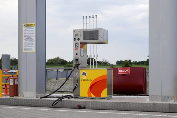 Estación de servicio Rosneft en la carretera suburbana . — Foto de Stock