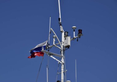 Bağlantı noktası hizmeti gemi direği. Işık anten sinyal ve iletişim cihazları.