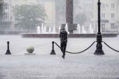 Novorossiysk setin üzerine ağır bir yağmur. Ağır yağmur.