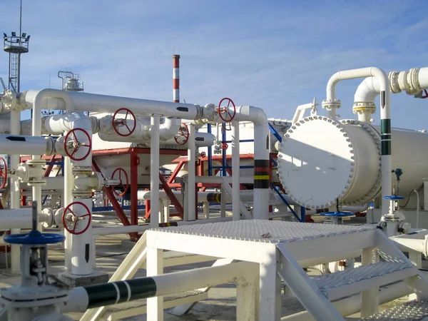 Heat exchangers in a refinery. Heated gasoline air cooler. The e — Stock Photo, Image