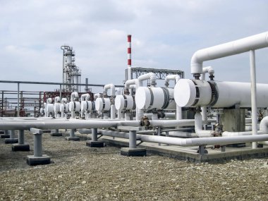 Isı değiştiriciler bir arıtma tesisi içinde. Petrol arıtma için donatım