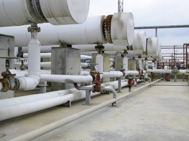 Isı değiştiriciler bir arıtma tesisi içinde. Petrol arıtma için donatım